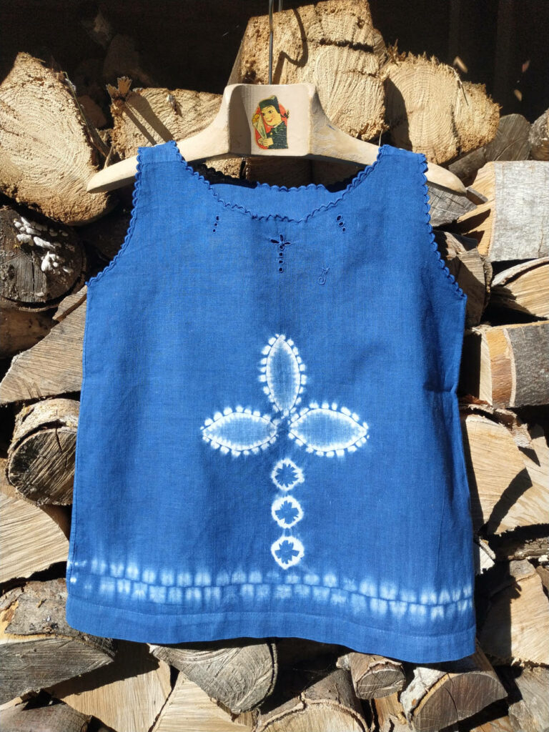 Robe d'enfant teinte à l'indigo avec motifs shibori