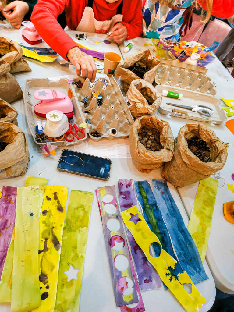 Fabrication de guirlandes de Noël aux couleurs végétales - Atelier intergénérationnel en bibliothèque