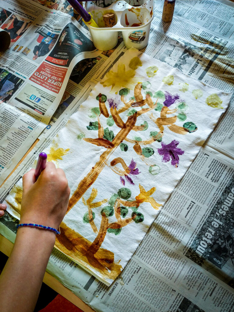 Peinture sur tissu aux couleurs naturelles - centre social